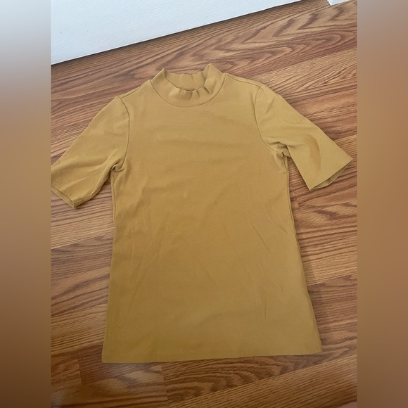 UNIQULO Form Fitting Mock Neck- red and yellow - Picture 4 of 4